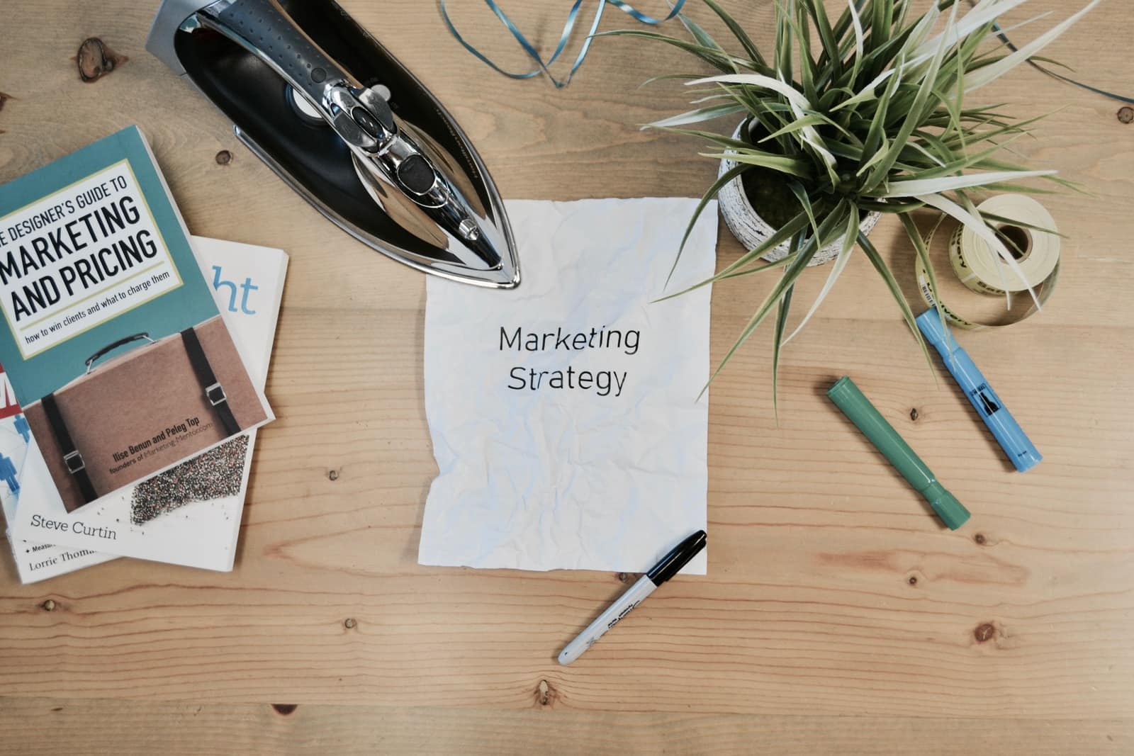 papel blanco de impresión con texto sobre estrategia de marketing